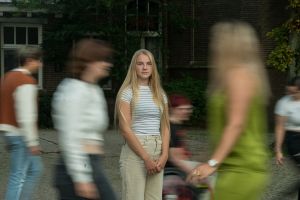 Join Us jongere alleen tussen andere jongeren