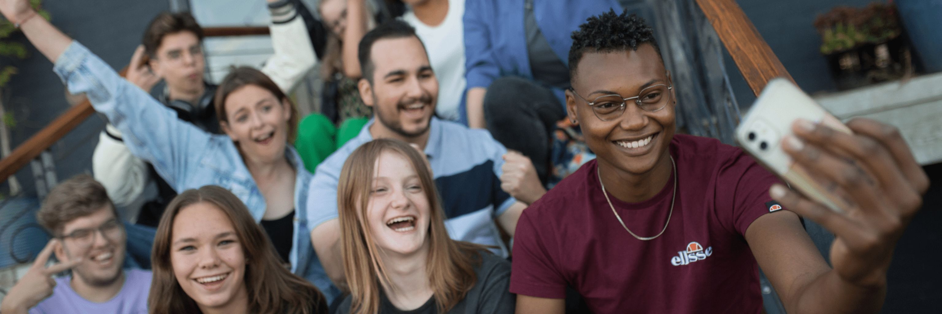 Join Us jongeren die een selfie maken