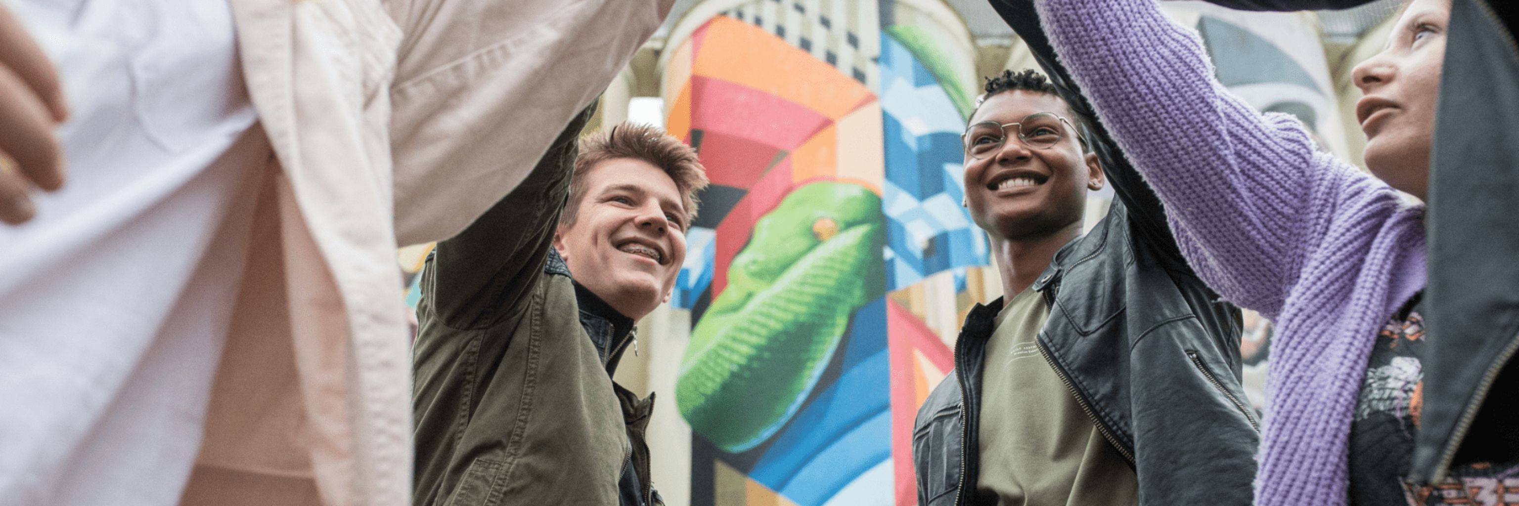 Join Us jongeren die elkaar een high five geven