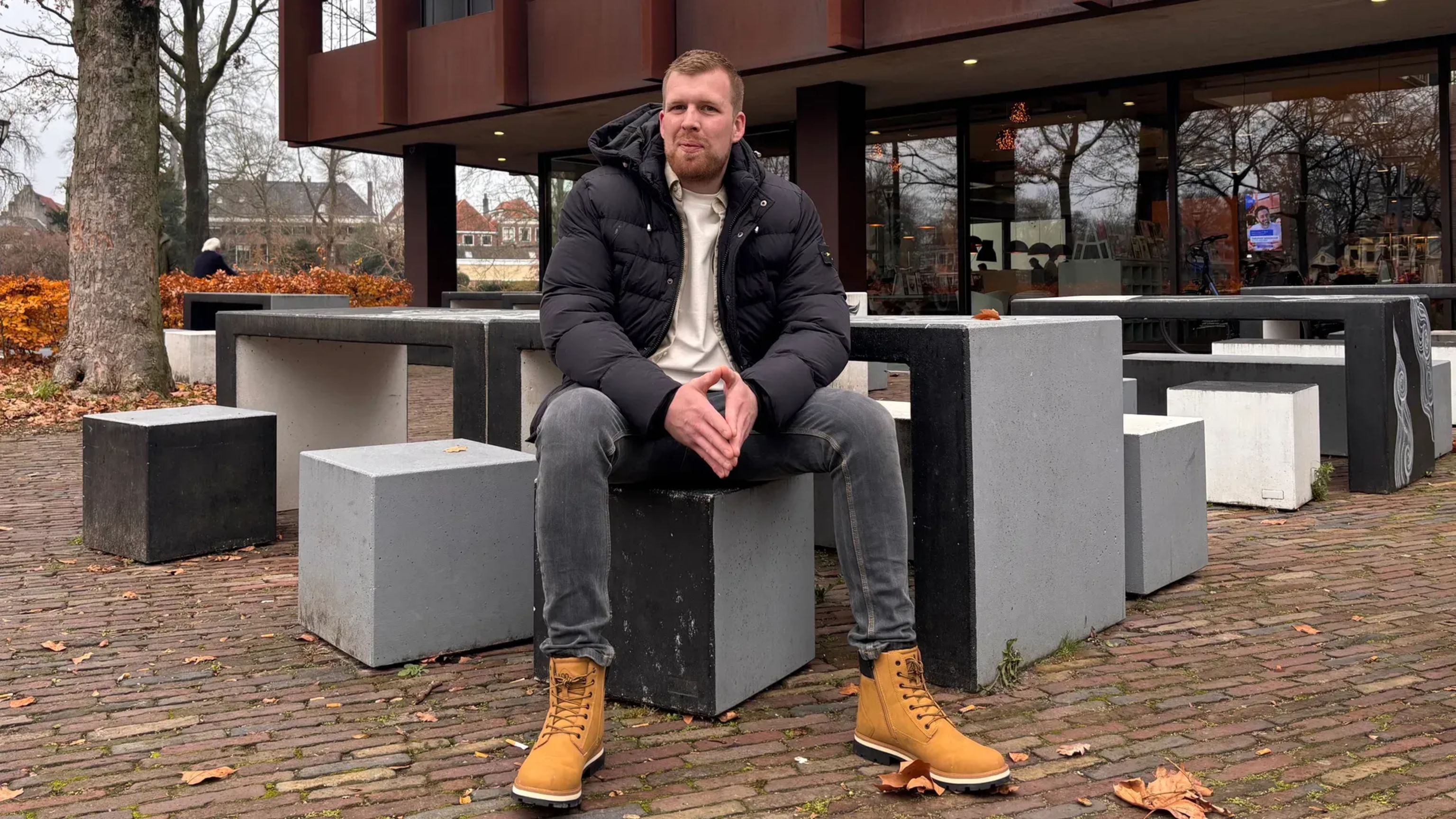 Jongen die alleen op een blok zit