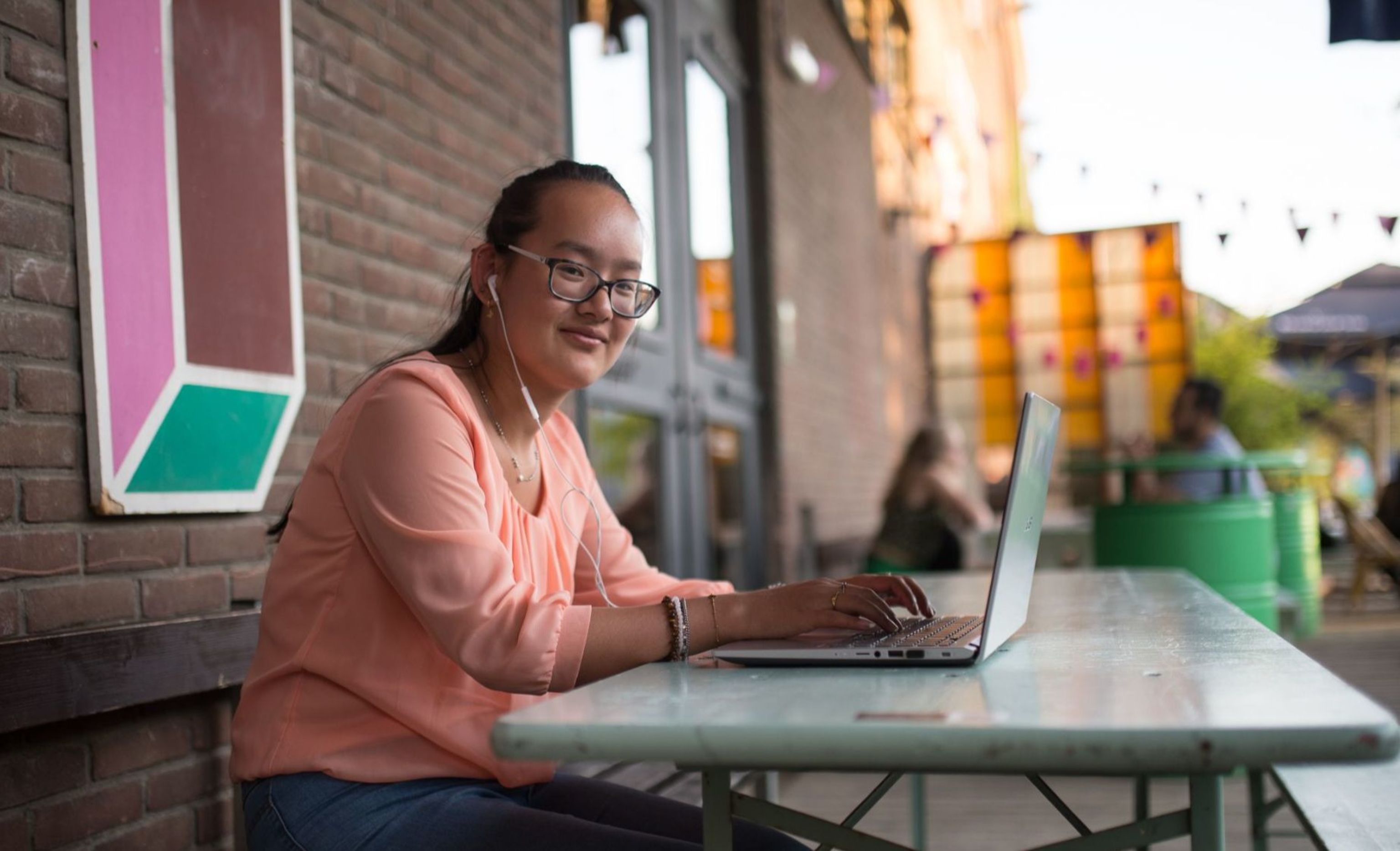 meisje achter laptop