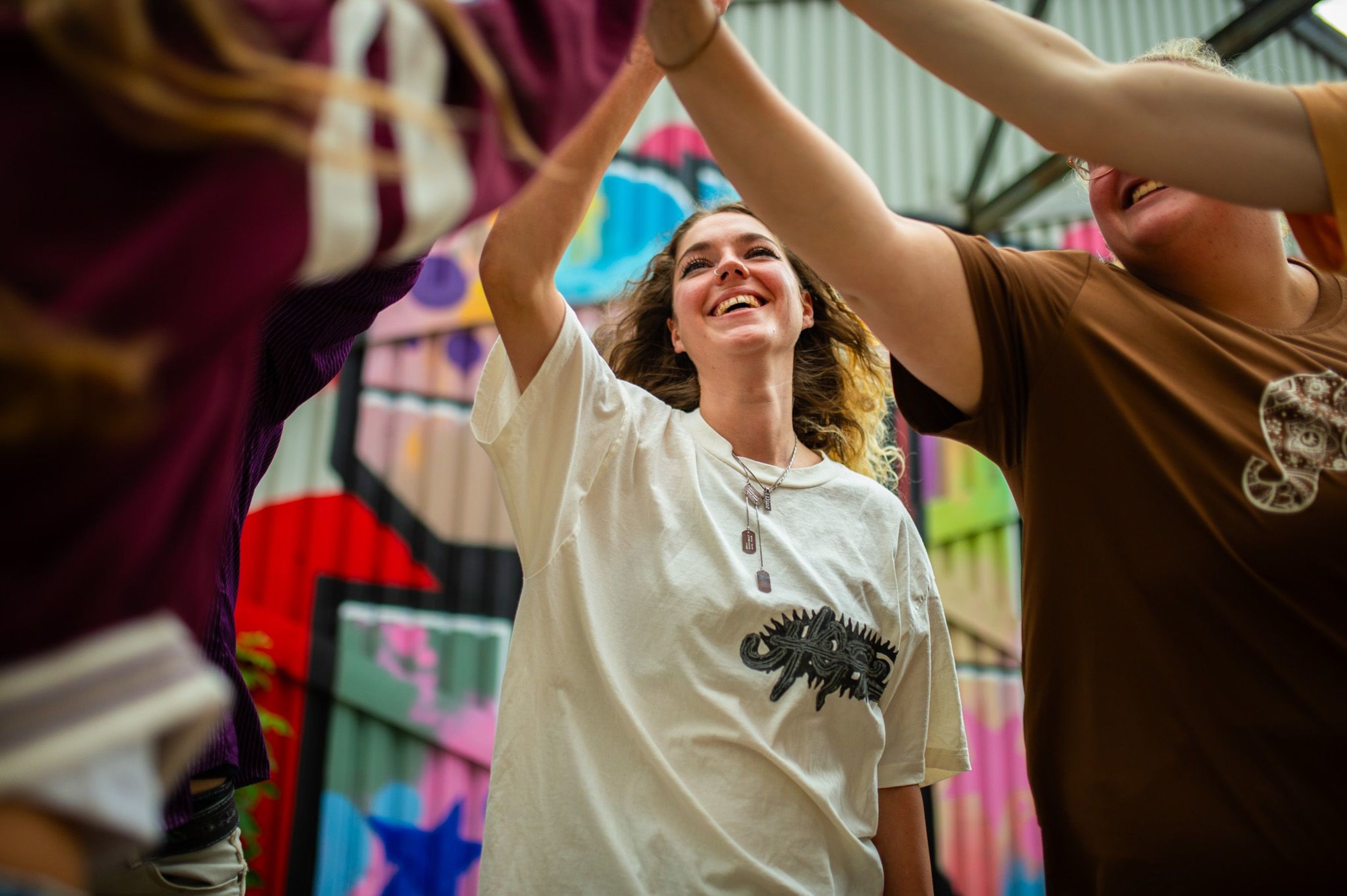 Jongeren geven elkaar een high five