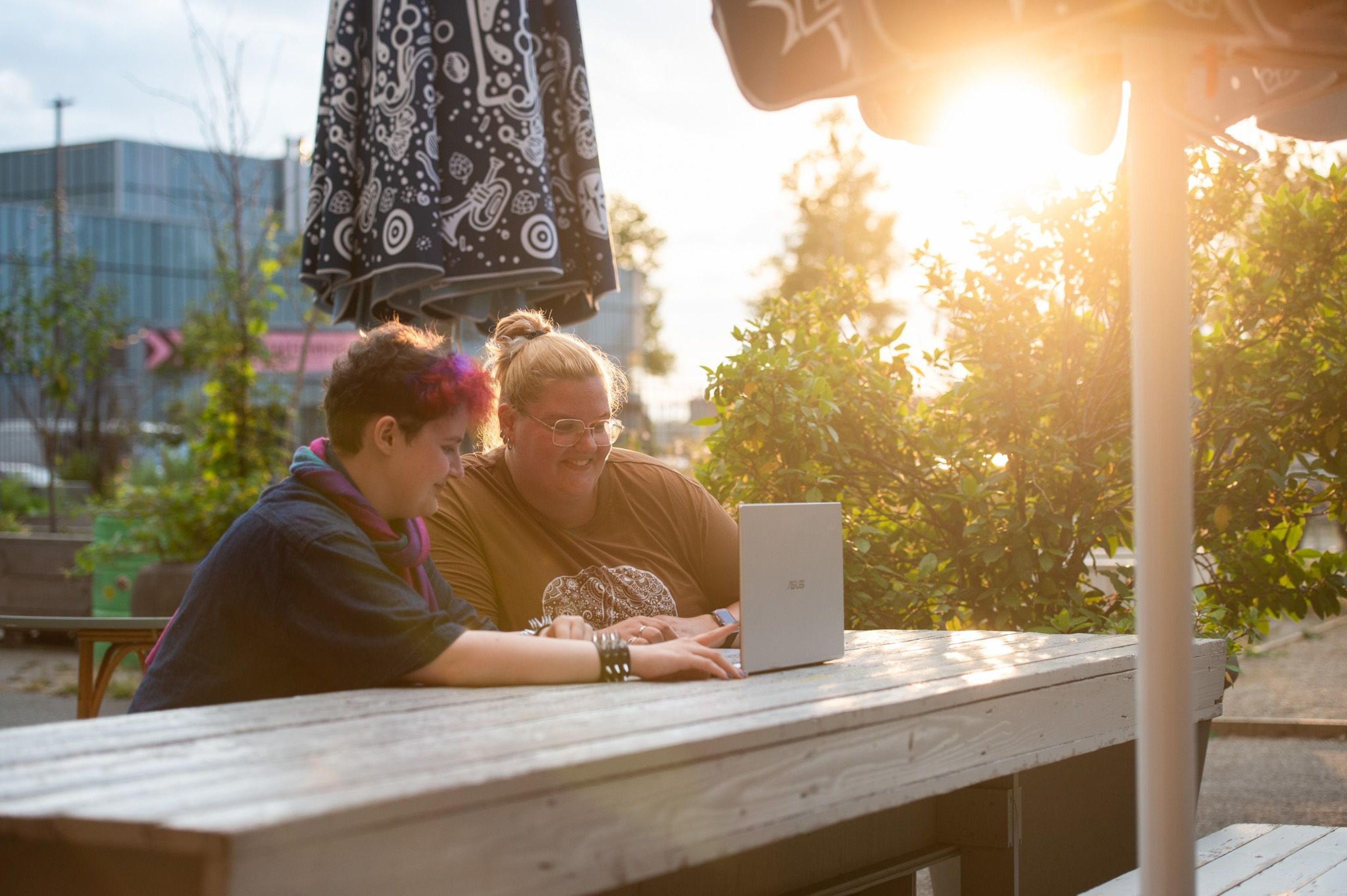 Twee Join Us jongeren achter laptop