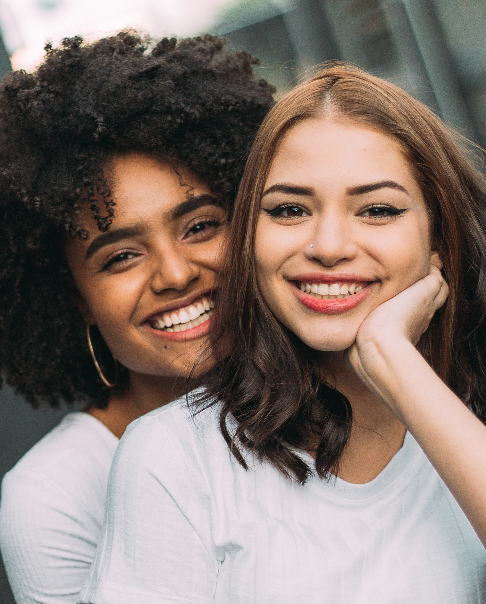 Zwei lachenden Frauen aus der The Base Community