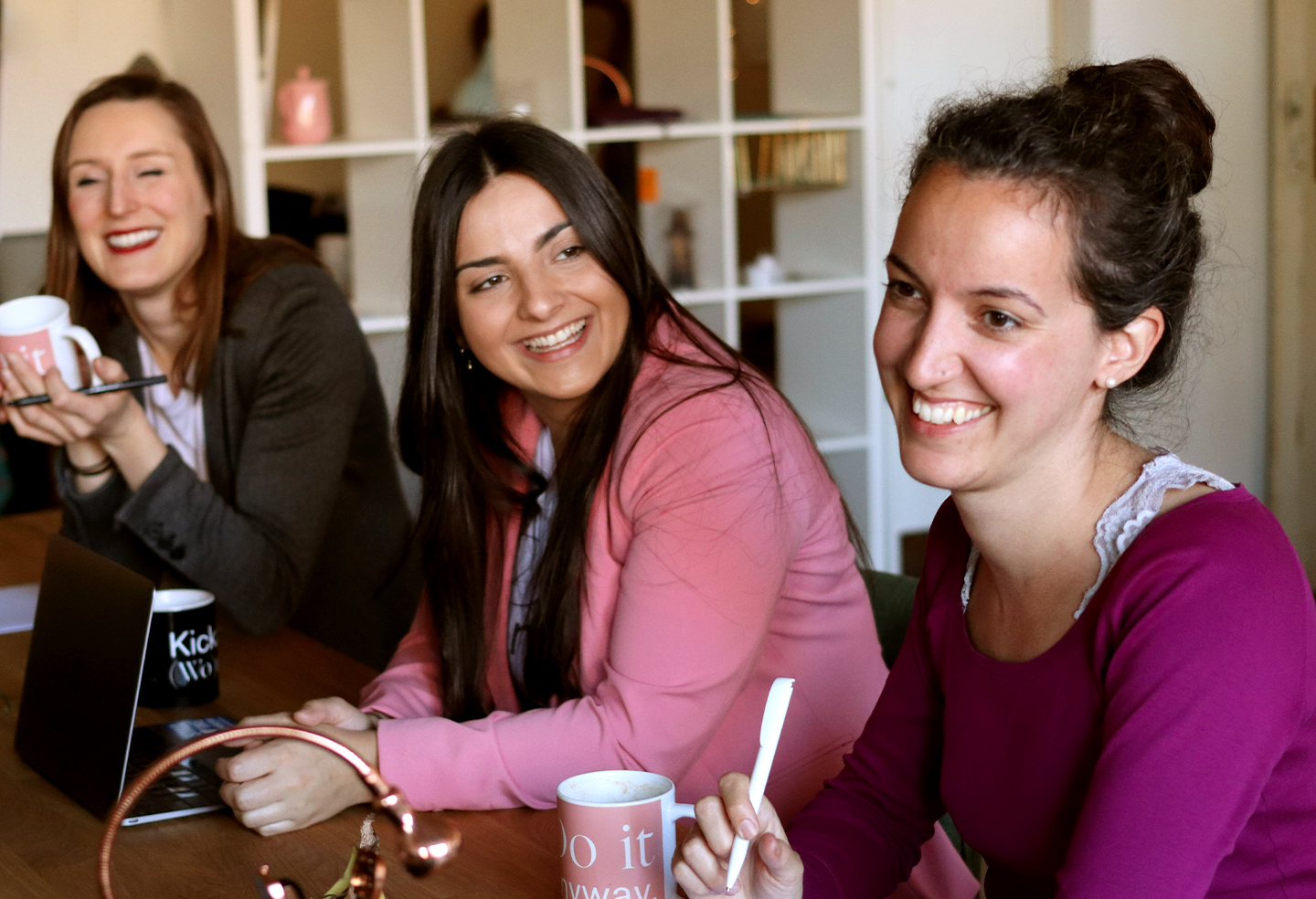 Strahlende Coworkerinnen im The Base