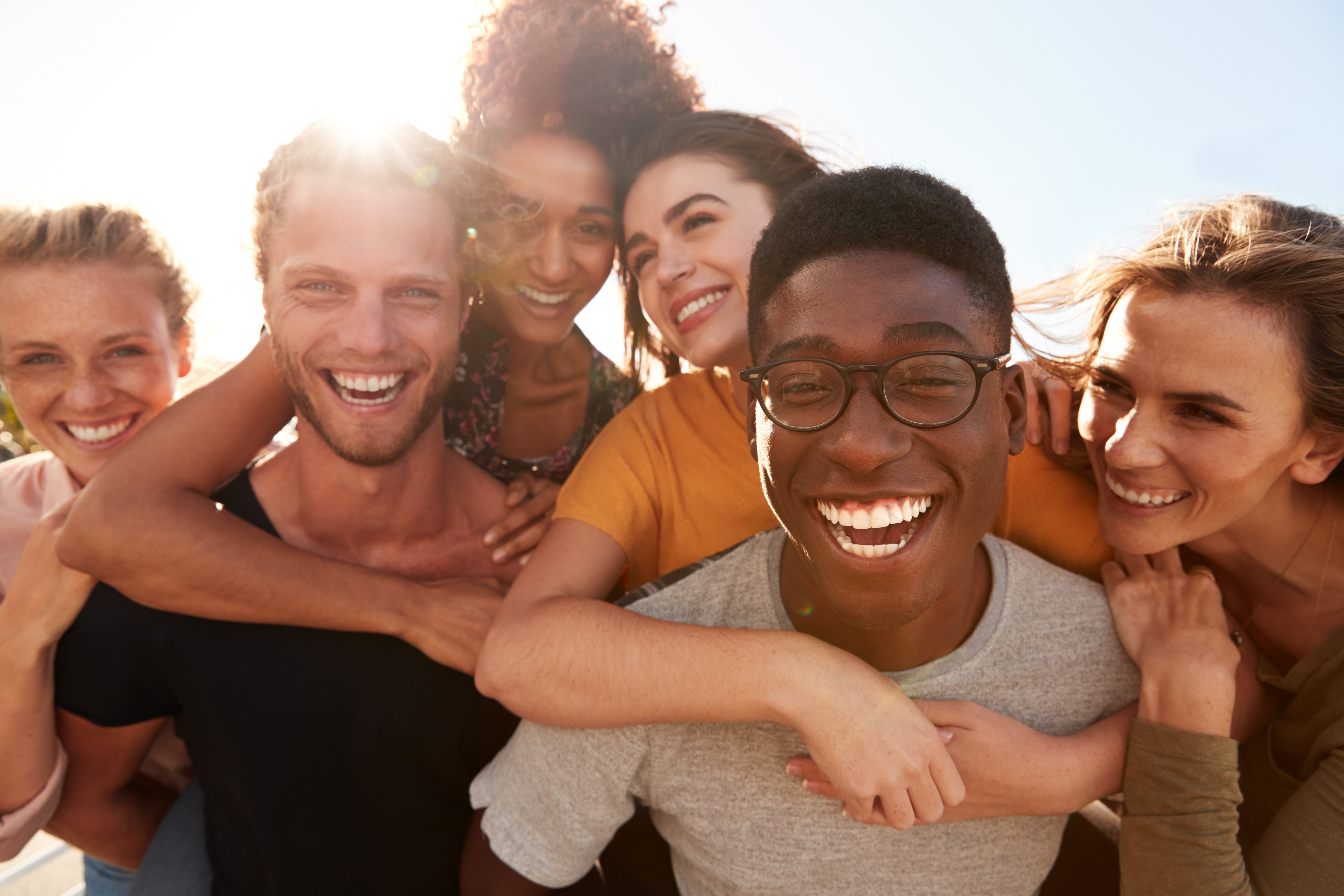 Eine Gruppe junger strahlender Menschen – Community von The Base Coliving