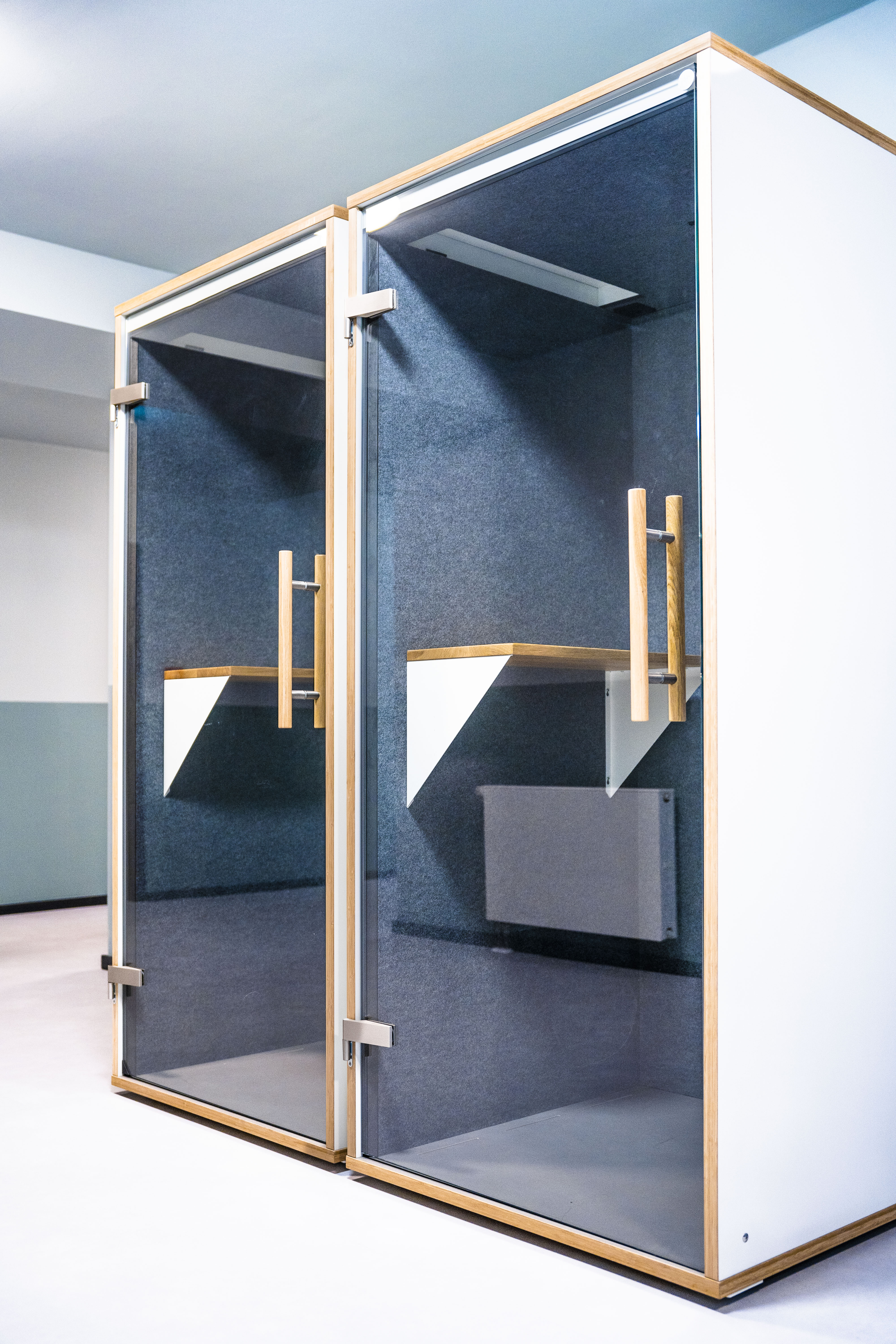 Coworking und Telefonieren mit Fokus in Ruheboxen