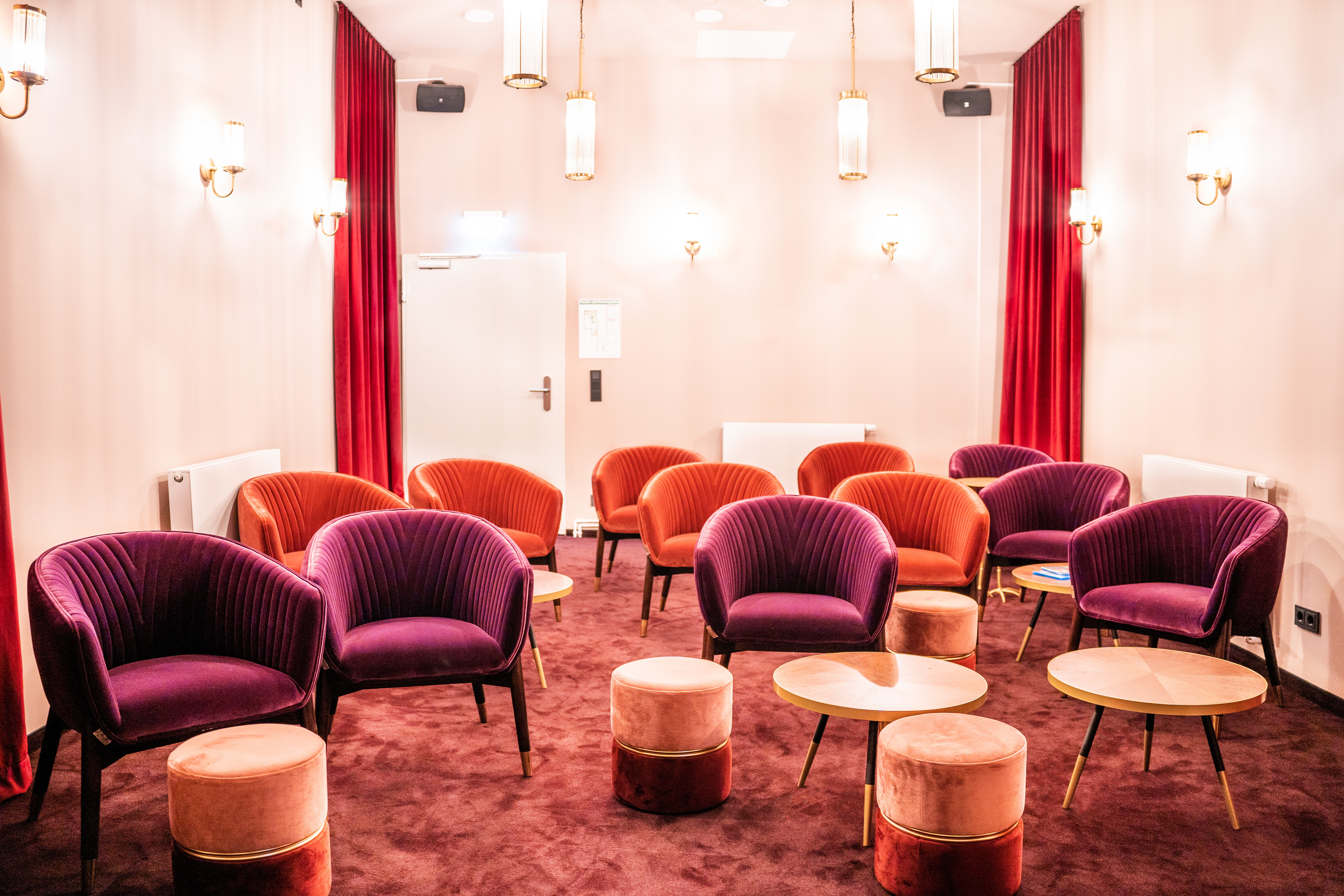 Sitzplätze im Kino im Gebäude von The Base in Berlin