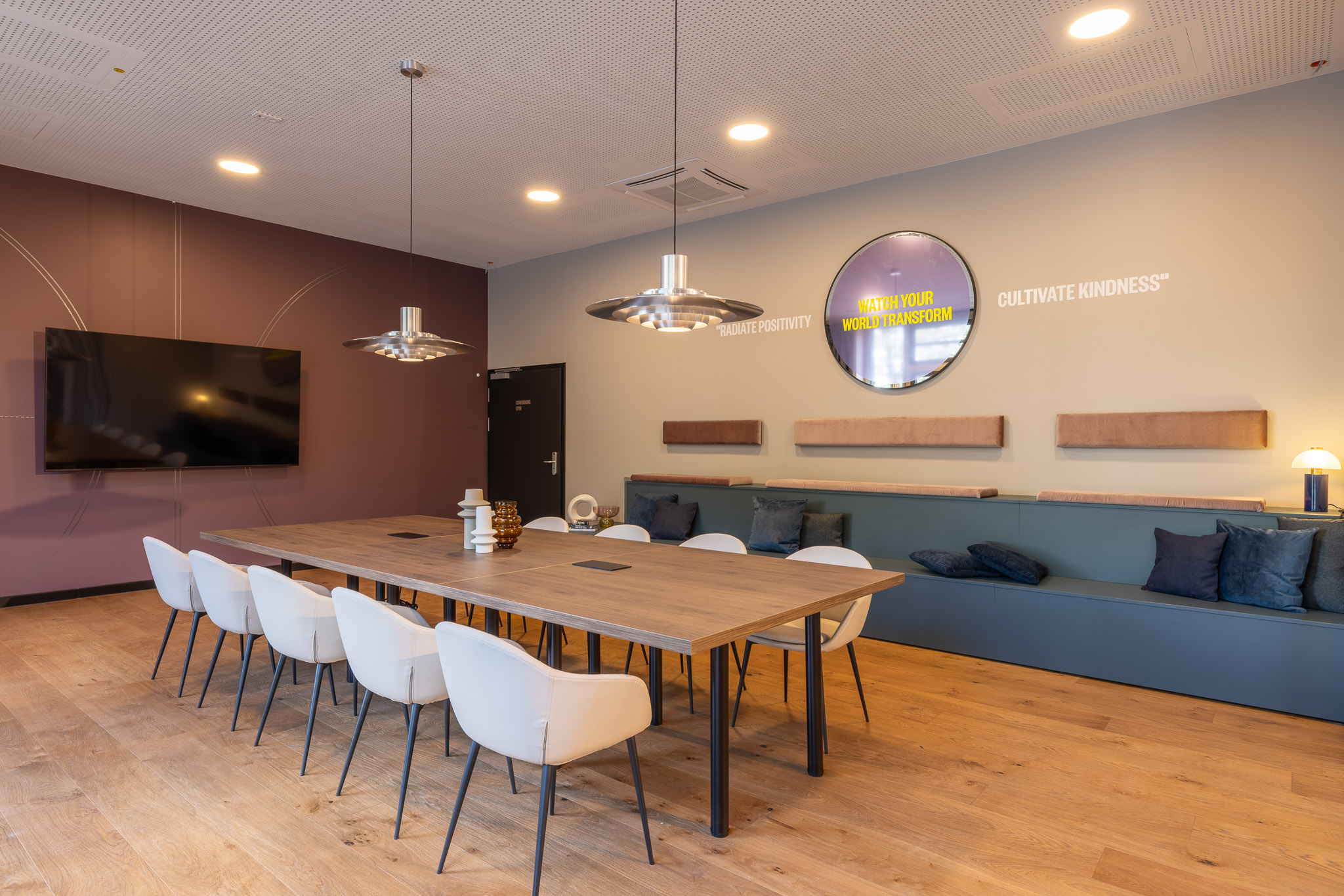 Communitytable mit Sitzbereich und TV 