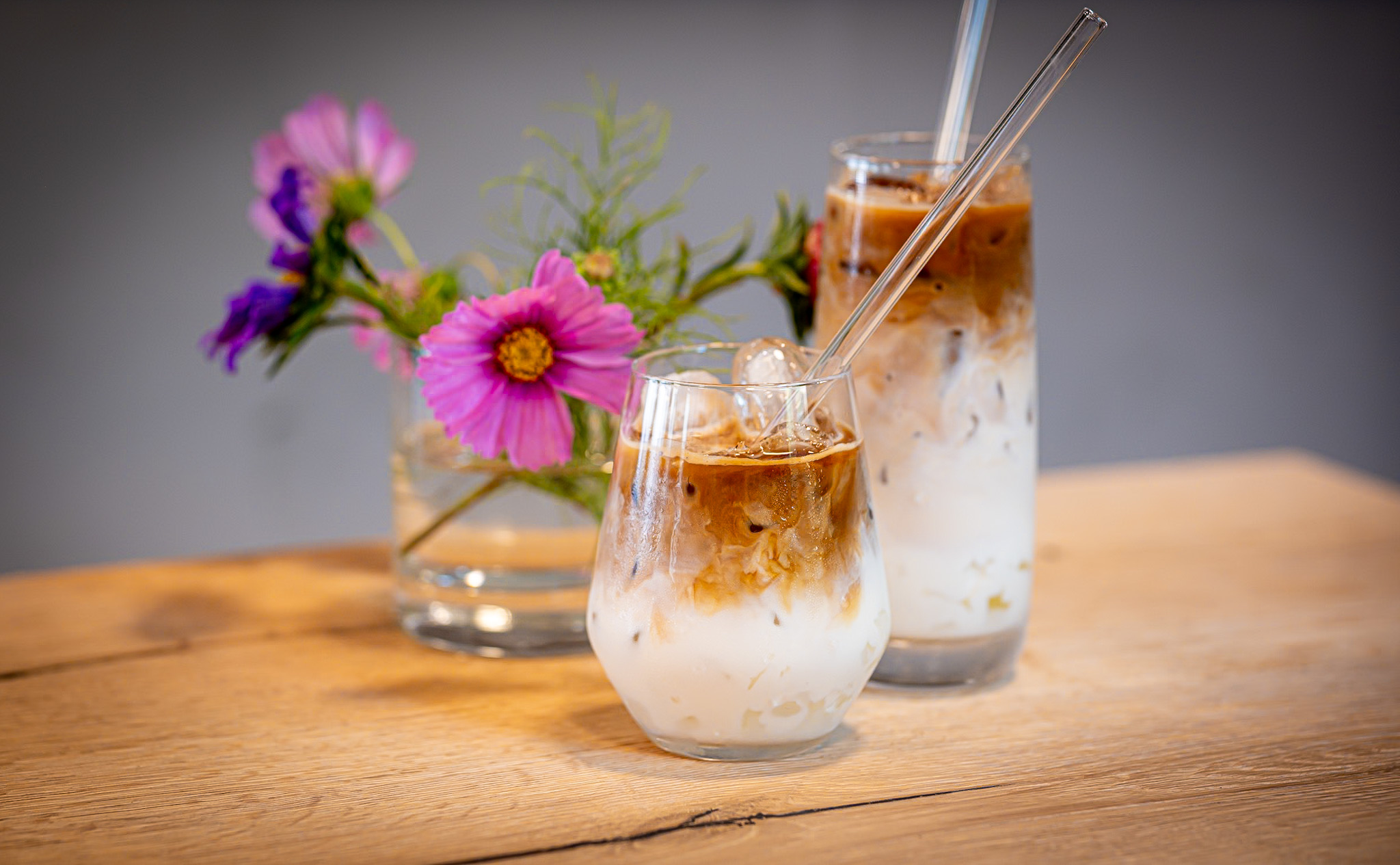 Genieße die Bar im Coliving Space von The Base