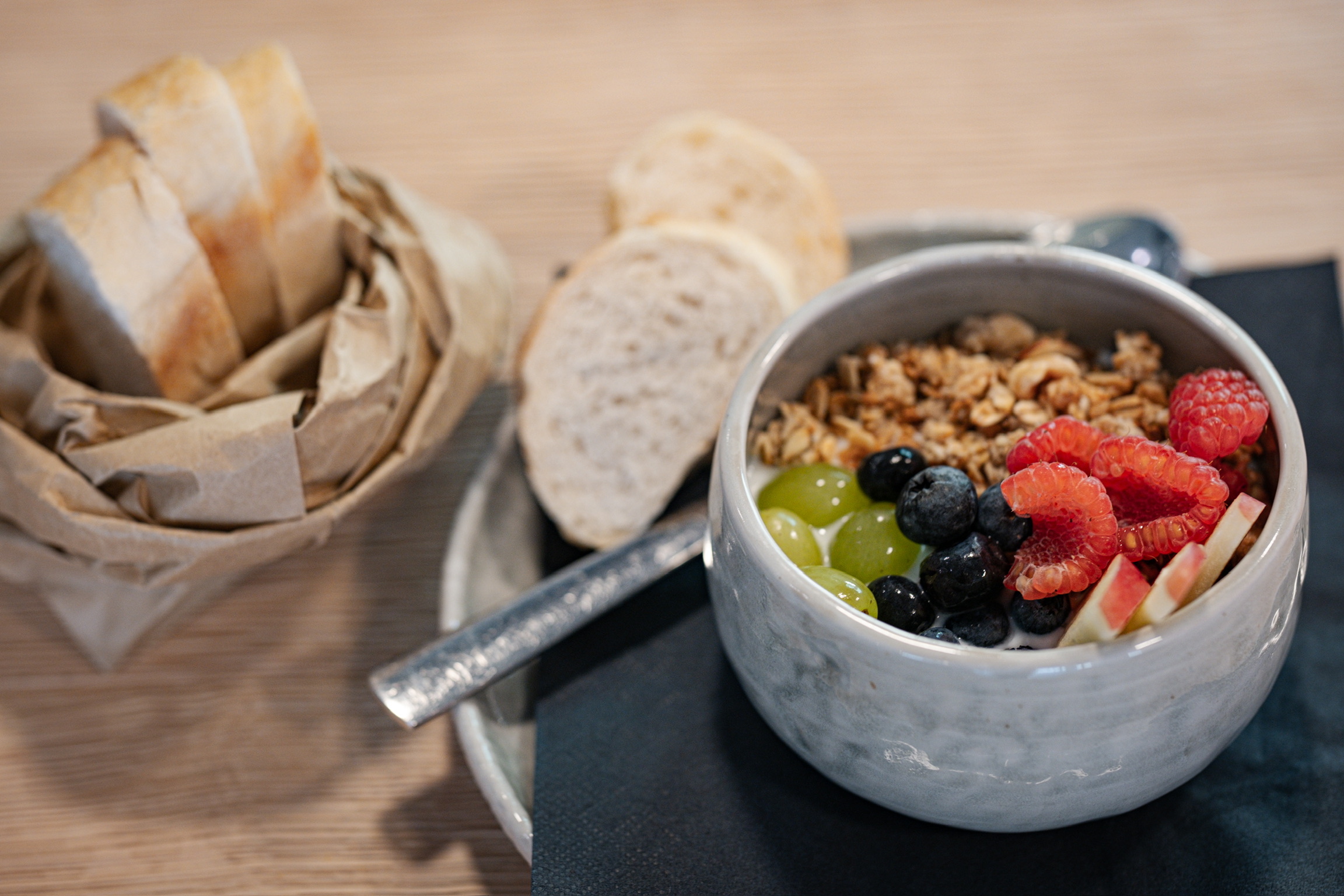 Gesundes Frühstück mit Müsli und Baguette