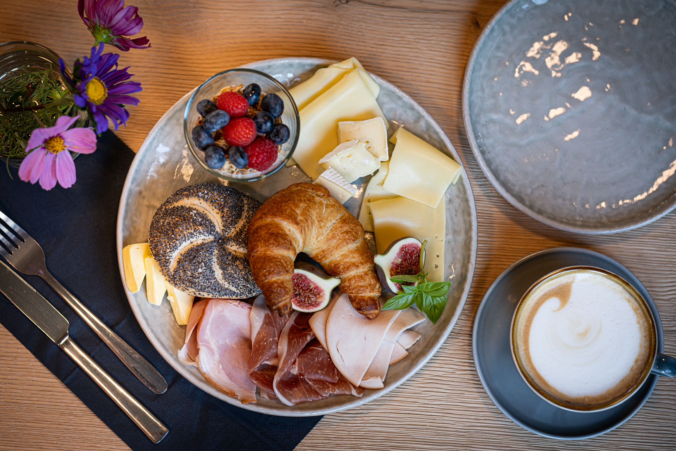 Ausgiebiges Frühstück am Morgen im Berliner Café