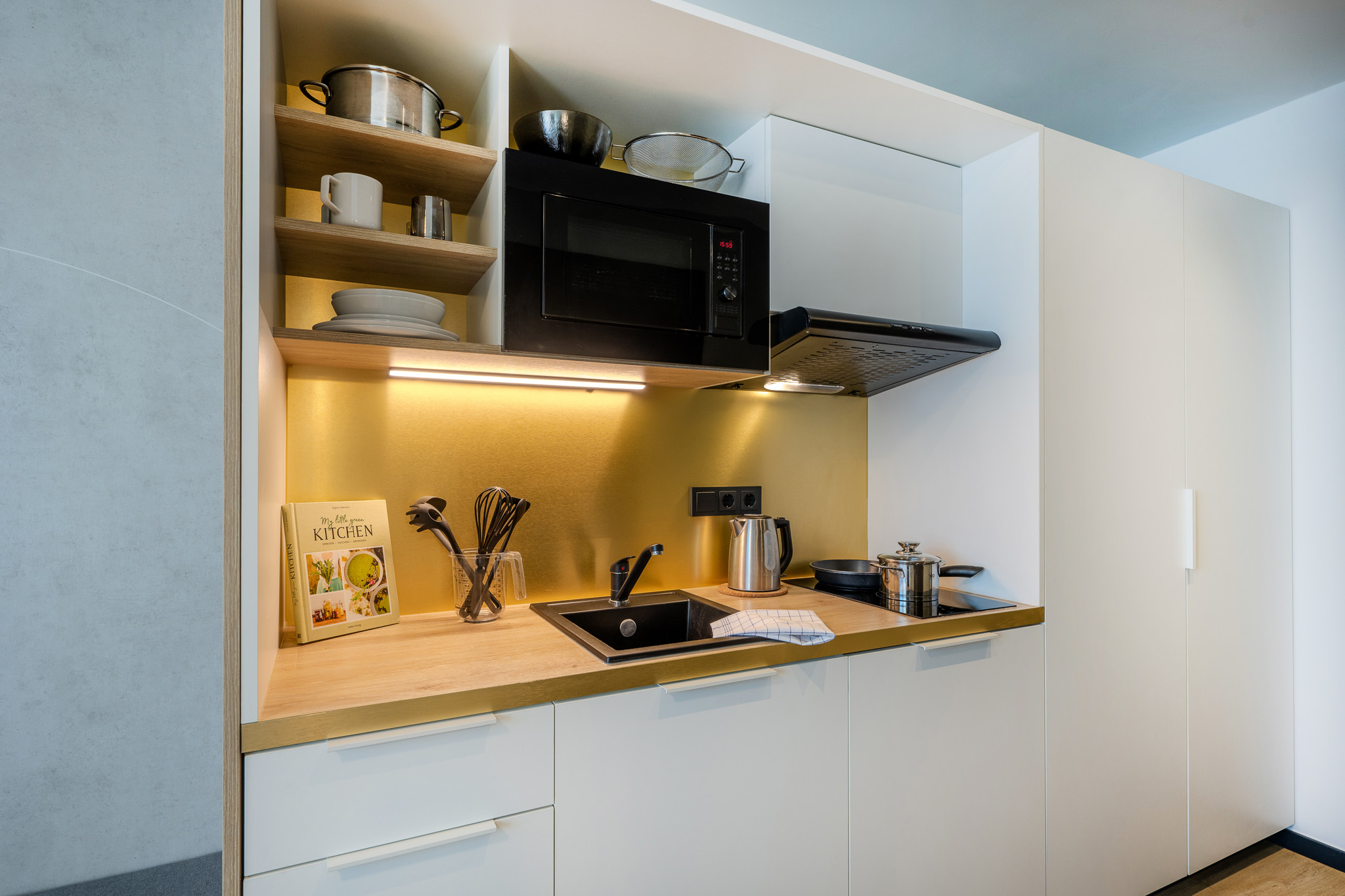 Die eigene voll ausgestattete Küche im Coliving Zimmer in Berlin