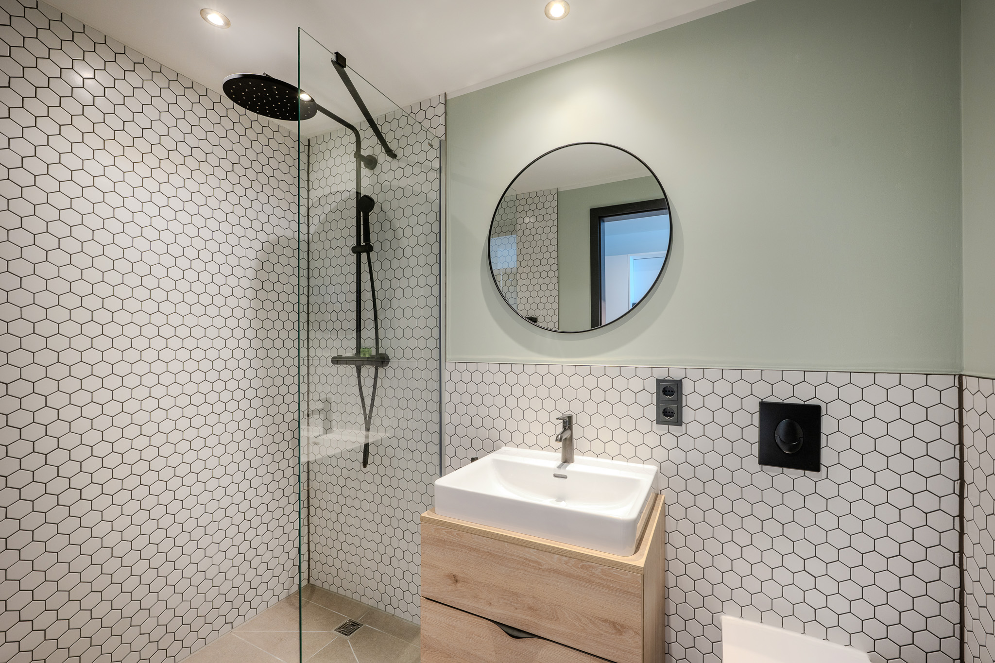 Das modern eingerichtete Badezimmer mit schwarzen Armaturen