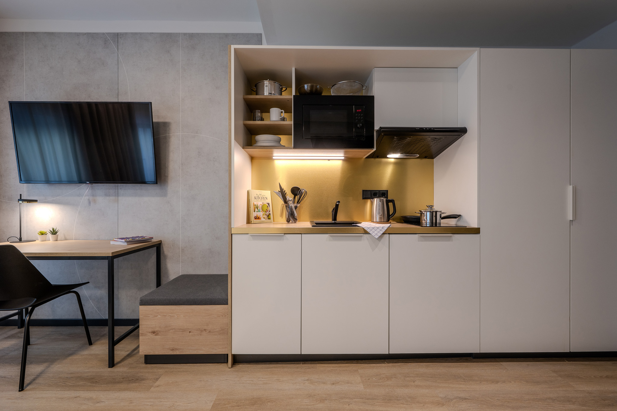 Neben der Küche befindet sich direkt ein Home Office Desk in der Wohnung in Berlin