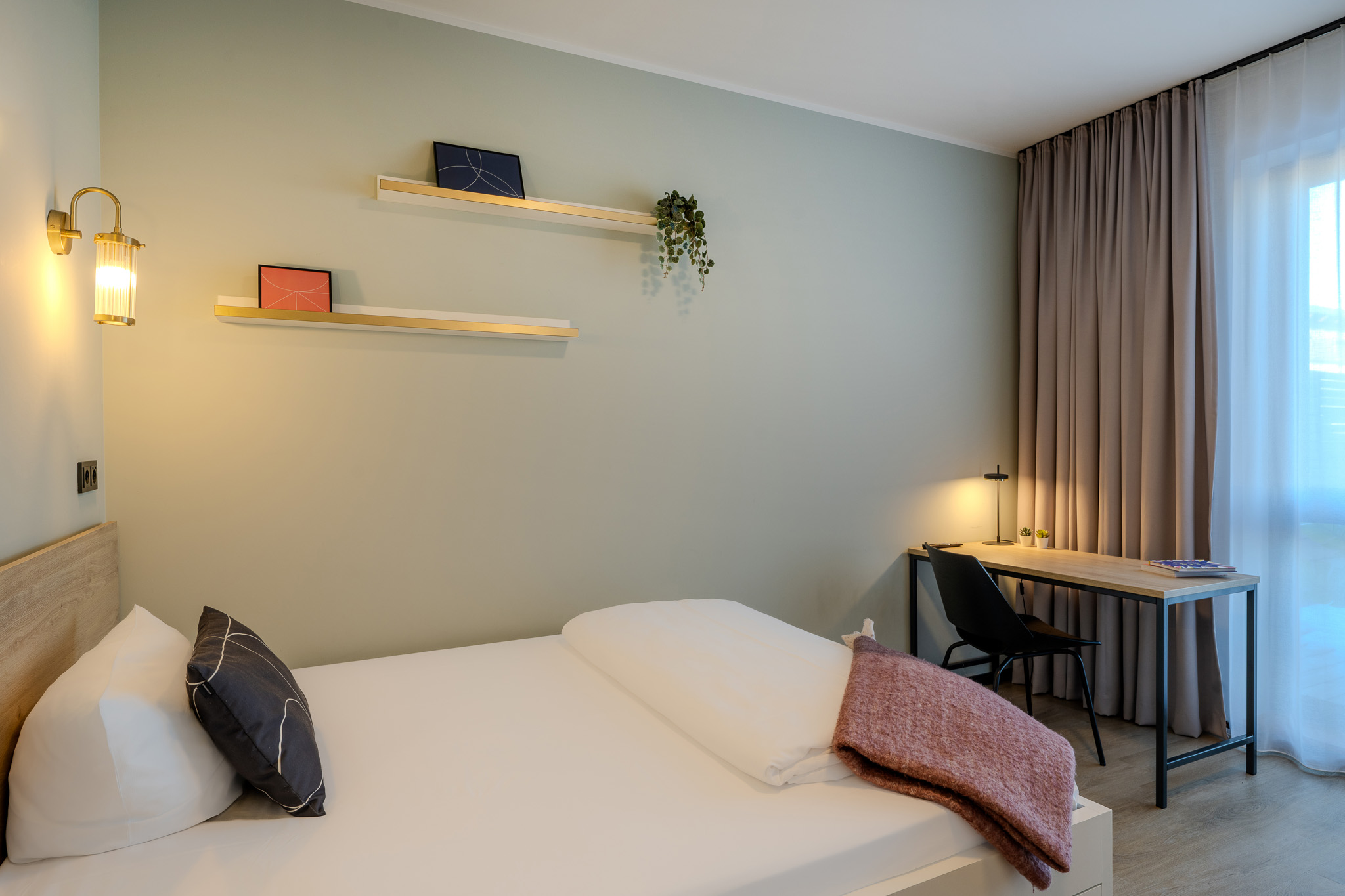 The Base Berlin- Grand Apartment mit Balkon, Bett und Schreibtisch