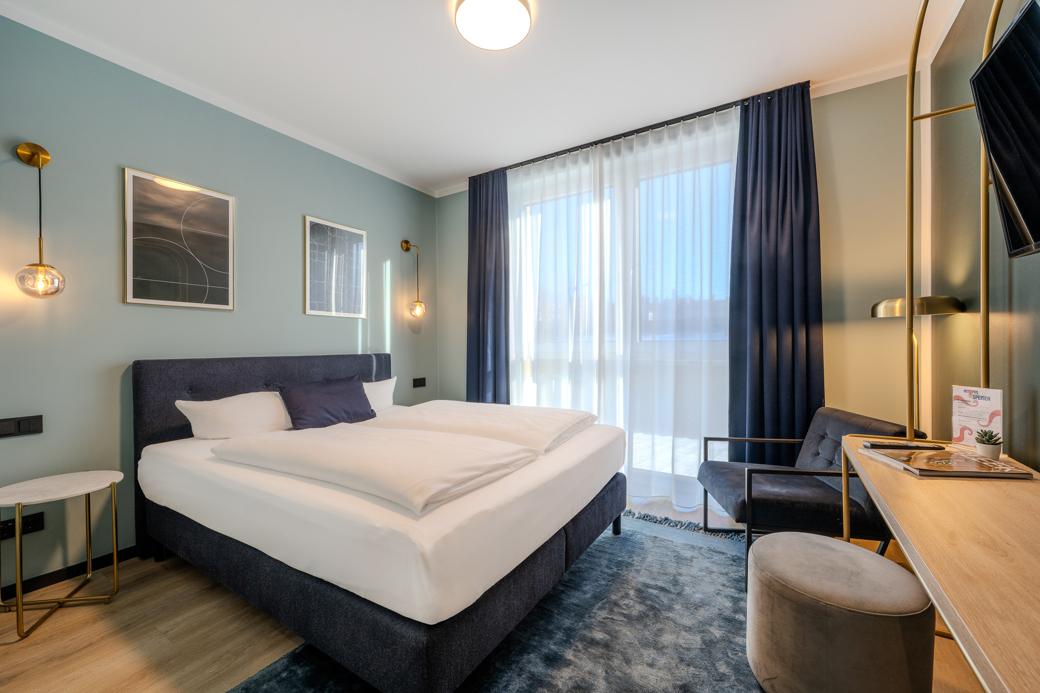 Room Standard - Schreibtisch, TV, Sessel und Bett