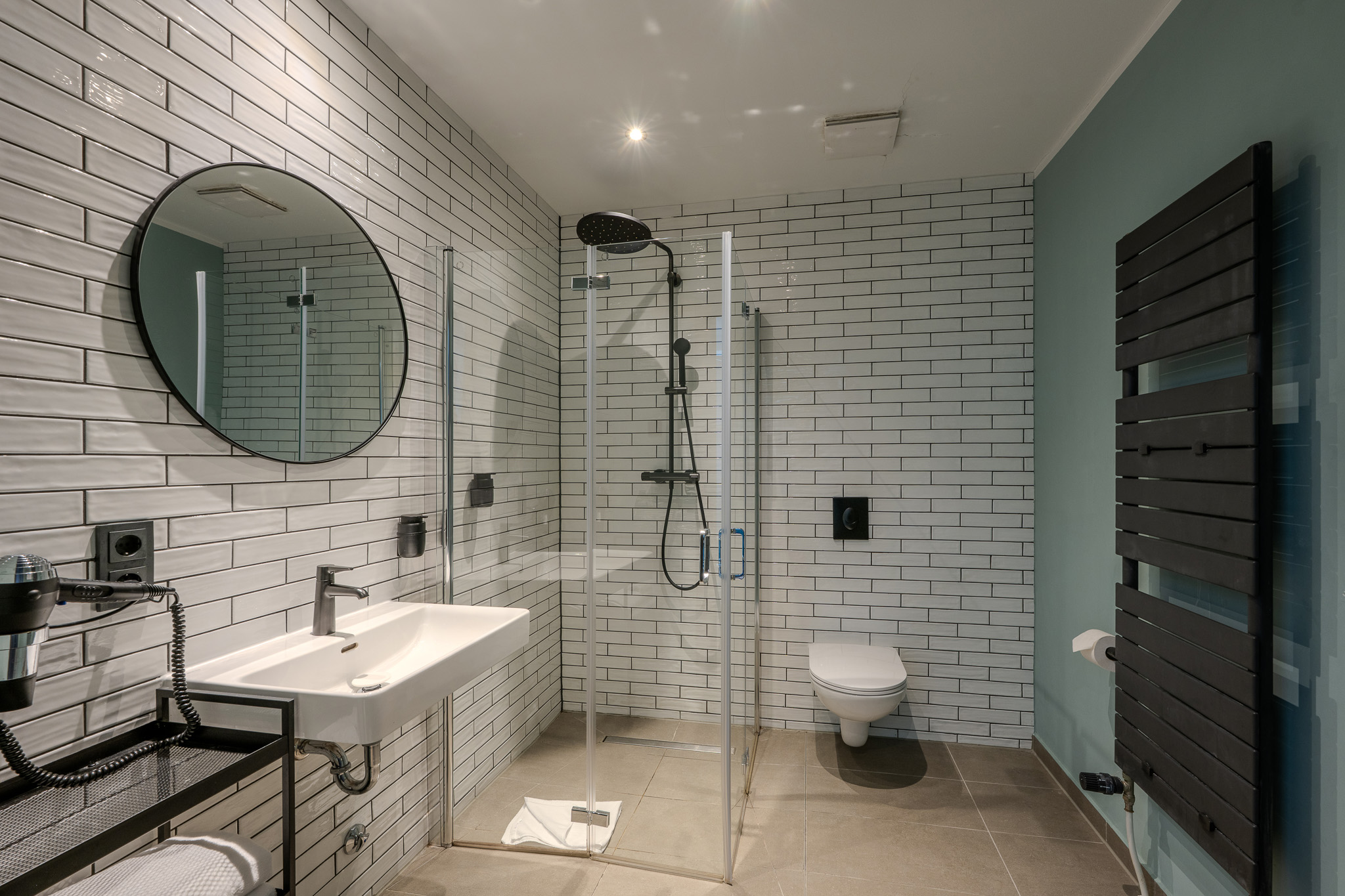 Large Room- Blick ins Bad auf Regendusche