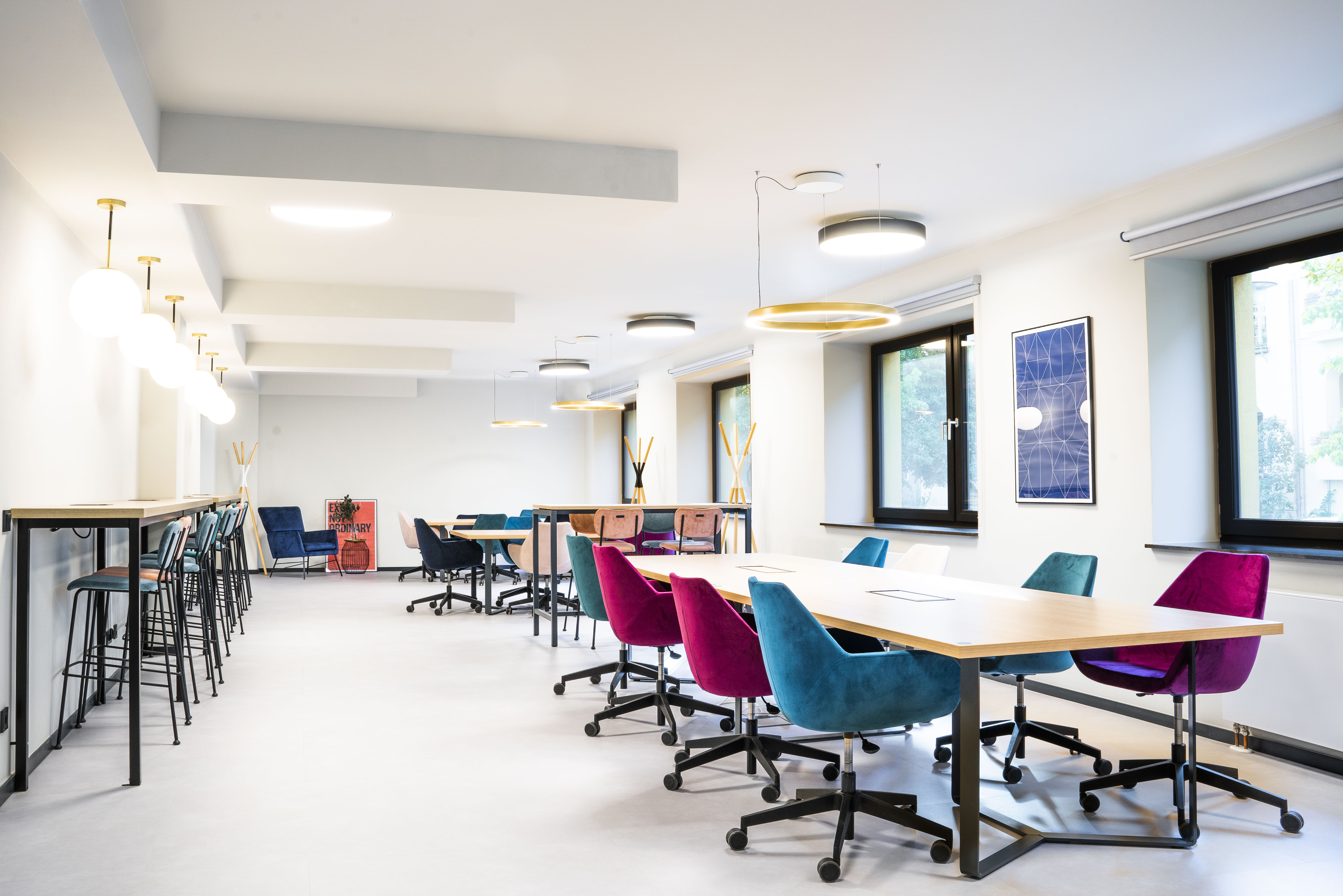 Coworking with an open space, dedicated desks, offices and meeting rooms