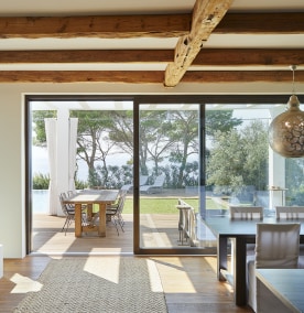 Josko Hebeschiebetür mit Ausblick auf Meer und Pool