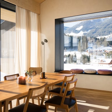 Esszimmer mit Sitzfenster im Winter