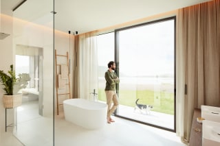 The Josko ONE sliding door can be opened easily with one hand.