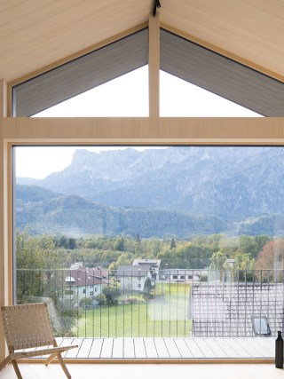 Giebelfenster von Josko mit Ausblick auf die Natur
