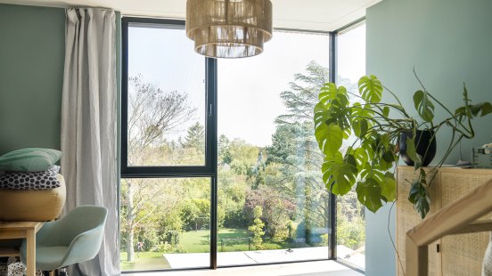 Bodentiefes Fenster von Josko mit Fixelement und Dreh-Kipp Fenster