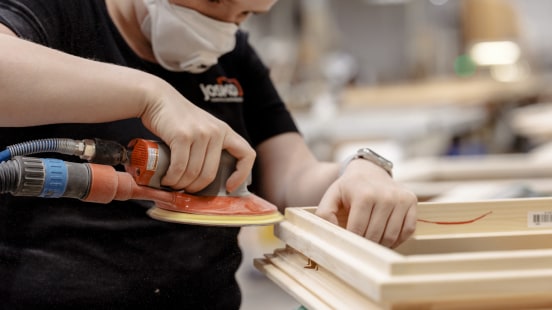 Nachhaltige Produktion bei Josko - Fenster wird geschliffen