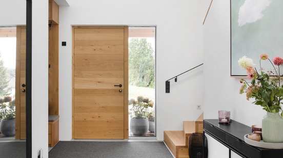 Moderne Holz Haustür kleines Seitenteil Josko