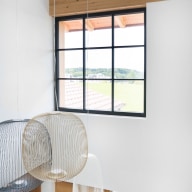 Stilvolles Sprossenfenster in moderner Holzarchitektur – klare Linien, viel Licht und ein harmonisches Zusammenspiel aus Design, Transparenz und Natürlichkeit.