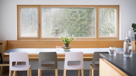 Josko Reinigung Innenseite von Holz Alu Fenster reinigen Pflege Holzoberflaeche Holzfenster