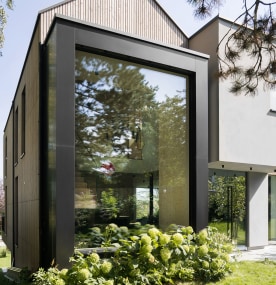 Großes Erkerfenster von Josko in großer Villa
