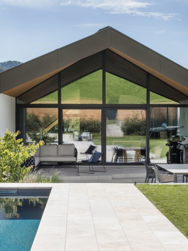 Modernes Einfamilienhaus mit Satteldach, Giebelform, großen Glasfronten von Josko und Pool