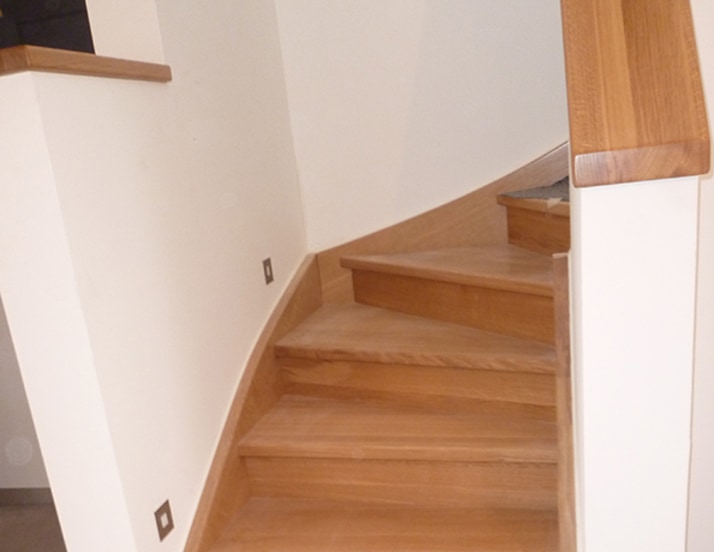 eingestemmte Treppe mit Setzstufen in Eiche