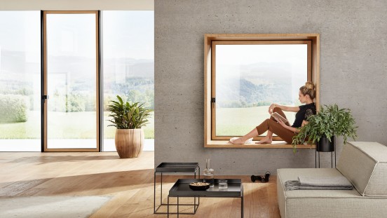 Fenster mit Sitzgelegenheit von Josko