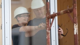 Gerhard und Ferdinand Kasal beim Fenster Einbau