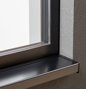 Schwarze Fensterbank Josko ONE Fenster