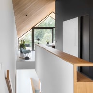 Moderne Galerie mit Holzdecke, weißen Wänden und großen Glasfronten von Josko, die viel Licht ins Innere lassen.