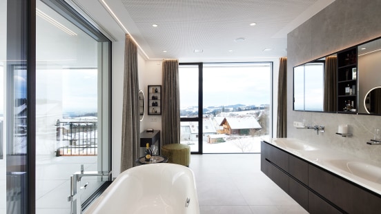 Bodentiefe Fenster im Badezimmer von Josko