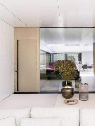 Moderne Haustür in bronce großzügiges Seitenteil Josko
