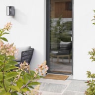 Elegante Terrassentür von Josko mit schlankem Rahmen, die Innen und Außen verbindet – dezente Architekturdetails und harmonische Materialien für ein stilvolles Wohngefühl.