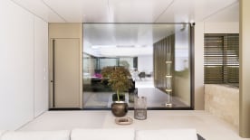 Moderne Haustür in bronce großzügiges Seitenteil Josko