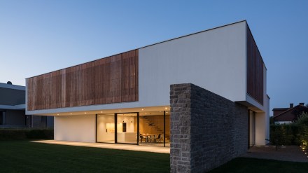 josko-haus-hebeschiebetür-architektur-steinwand