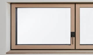 Die Beschläge sind bei ONE voll verdeckt und somit am Fenster unsichtbar.