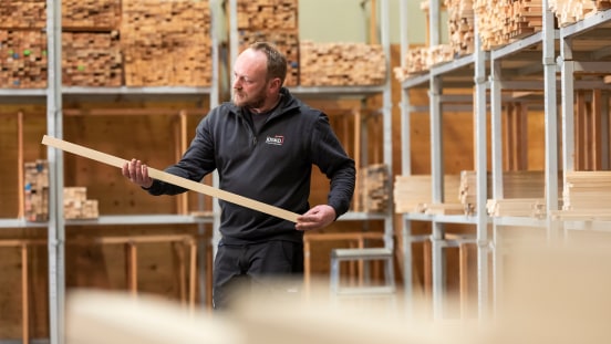 Sorgfältige Auswahl von Holz bei Josko Fenster und Türen