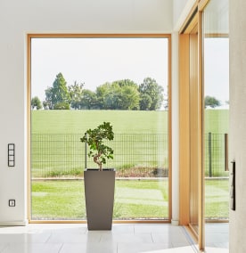 Große Fenster von Josko mit Mauereck