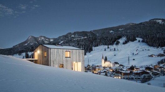 schönes Haus in Winterlandschaft mit Josko Fenstern und Dreifach-Verglasung