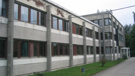 Schule Schwanenstadt vor der Sanierung mit neuen Fenstern von Josko