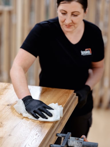 Holz Behandlung mit Öl